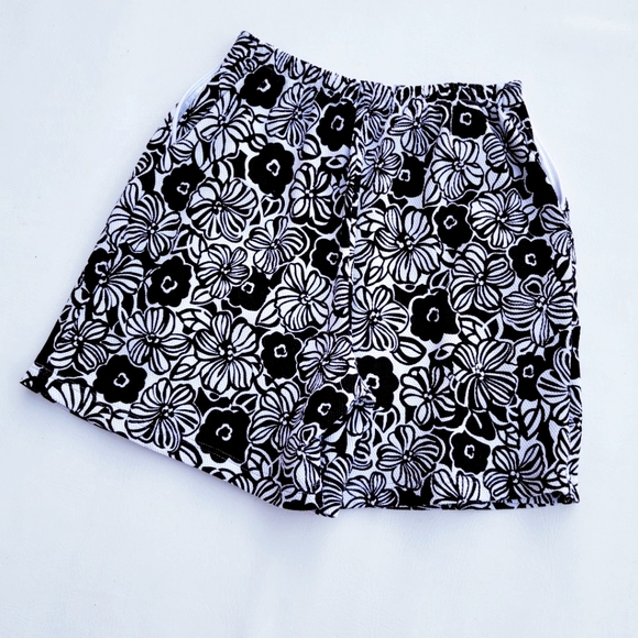 DRESSBARN ♡ NWT Gorgeous Black 'n White Floral Comfy 'n Stretchy Mini Skort S - Picture 6 of 14